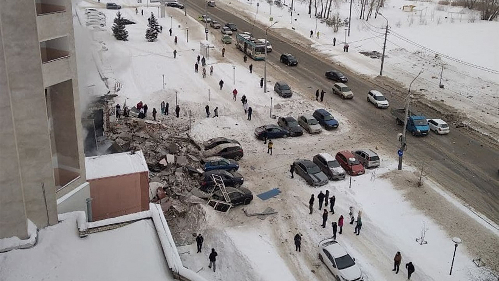 Согласно свидетельствам очевидцев, ударная волна от взрыва задела автомобили, припаркованные рядом со зданием. 