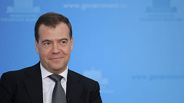 Медведев поздравил россиян с Днем защитника Отечества