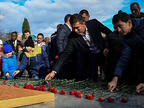 Головкин, Кремлев и участники боксерского форума возложили цветы к мемориалу (фото)