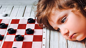 Психолог рассказала, как научить ребенка достойно принимать поражения