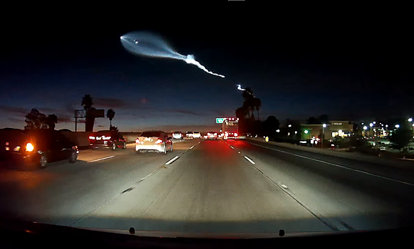 Это небесное явление привело в ужас сотни водителей, принявших его за НЛО