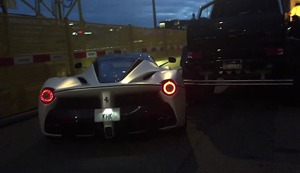 Автомобили за несколько миллионов долларов пытаются разъехаться на парковке