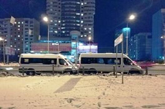 В Самаре на Ново-Садовой столкнулись микроавтобусы Citroen и Peugeot