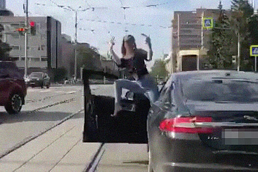 Любовница Гуфа в ожидании светофора решила станцевать на авто