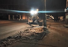«Решили добить город». Нижегородец снял на видео, как дорожники убирали лед вместе с асфальтом