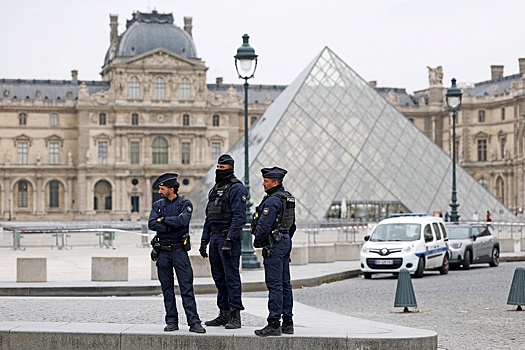 С бензопилами за драгоценностями: Что известно об ограблении Лувра