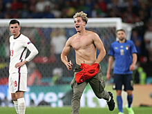 Болельщик выбежал на поле в финале ЕВРО-2020