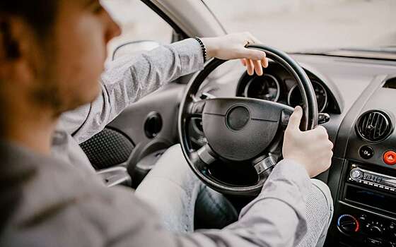 Как держать руки на руле, чтобы избежать ДТП