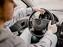 Как держать руки на руле, чтобы избежать ДТП