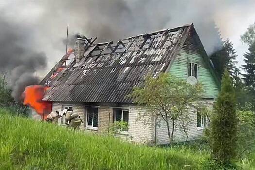 Дружинник спас пожилую соседку из охваченного огнем дома в российском поселке