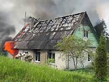 Дружинник спас пожилую соседку из охваченного огнем дома в российском поселке