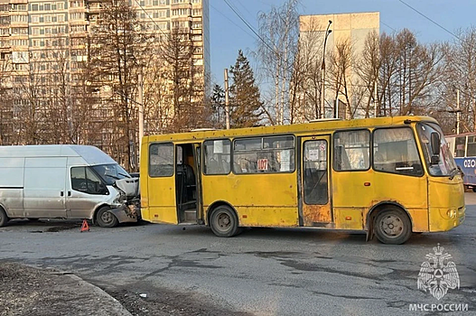 В Иванове на кольце Автовокзала столкнулись микроавтобус и автобус