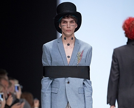 Безумный шляпник и мужские колготки — как прошел показ дизайнера из Петербурга Артема Шумова