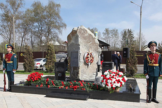 Сотрудники МВД РФ возложили цветы к памятнику полицейских в Подмосковье, погибших в 1941 г