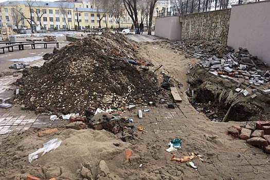 Плитка пошла волнами: губернатору пожаловались на «поплывший» Струковский сад
