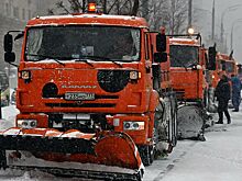 В Москве КамАЗ с пассажирами протаранил опору моста поднятым кузовом