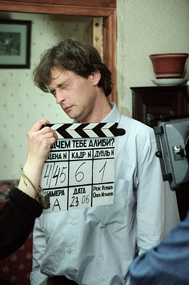 Актер Александр Домогаров во время съемок 4-серийного детективного сериала по книге Анны Малышевой "Зачем тебе алиби?", 2003 год