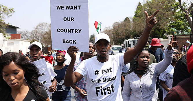 Valeurs actuelles (Франция): «Южноафриканцы прежде всего» — демонстрация против иммиграции перед посольством Нигерии в ЮАР