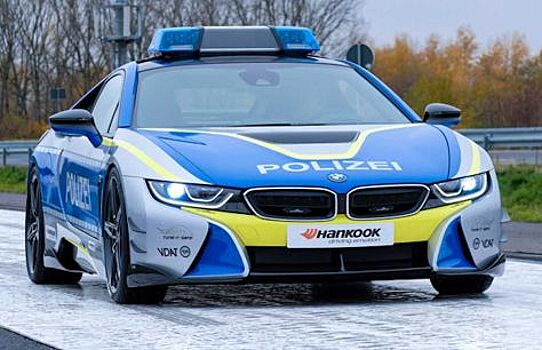 Полиция Германии получила тюнинговый BMW i8