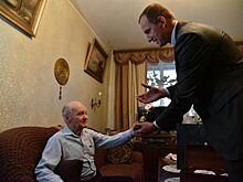 Префект Алексей Беляев навестил участника обороны Москвы из Отрадного