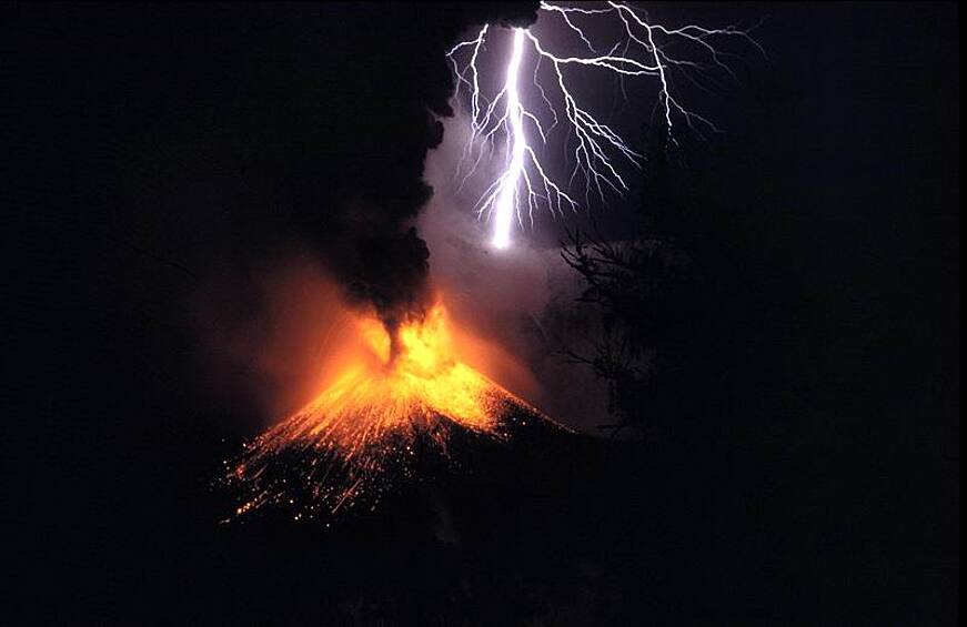 Грязевые грозы. Это редчайшее природное явление возникает, когда молния ударяет в районе вулканического шельфа в пепельное облако во время извержения вулкана.