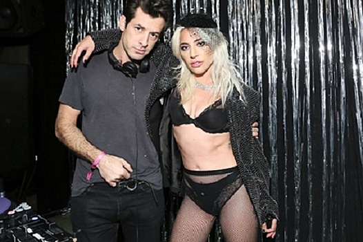 Леди Гага вышла на публику в нижнем белье