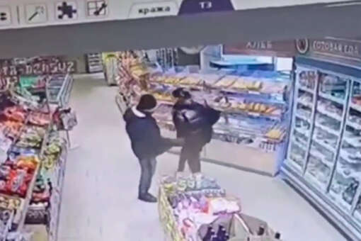 Полицейские нашли мужчину, который пнул женщину в живот в волгоградском магазине
