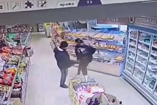В Волгограде мужчина с размаха пнул в живот девушку в супермаркете