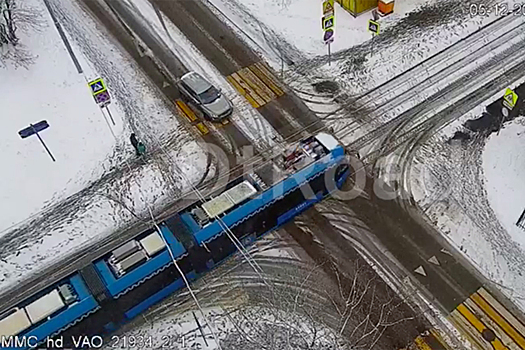 Водитель автомобиля не уступил дорогу трамваю и спровоцировал ДТП в Москве
