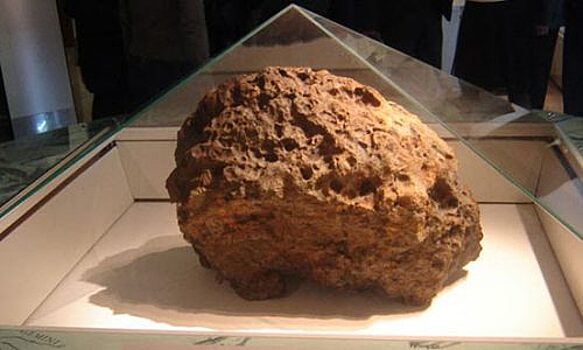 Кусок челябинского метеорита добрался до Москвы