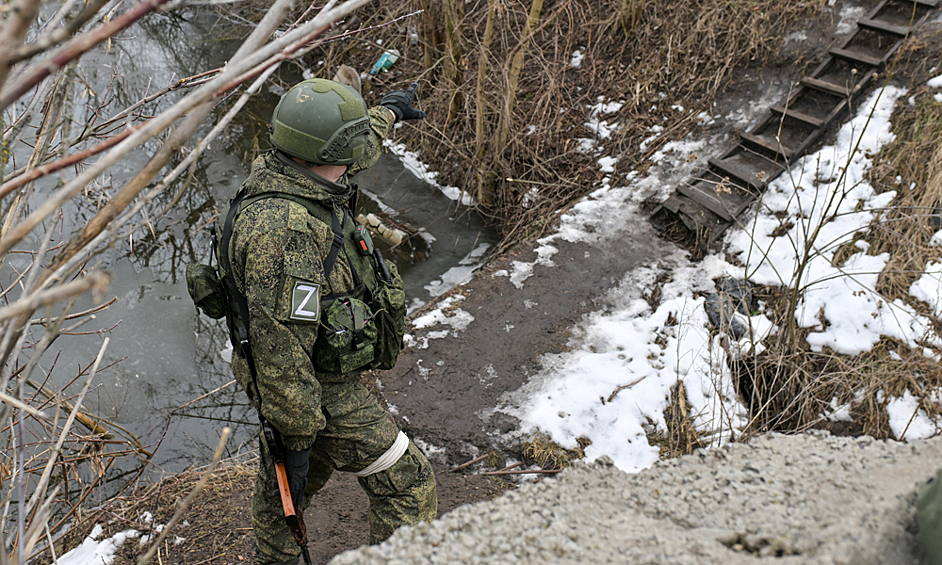 Военнослужащий в Марьинке, пострадавшей в результате обстрелов