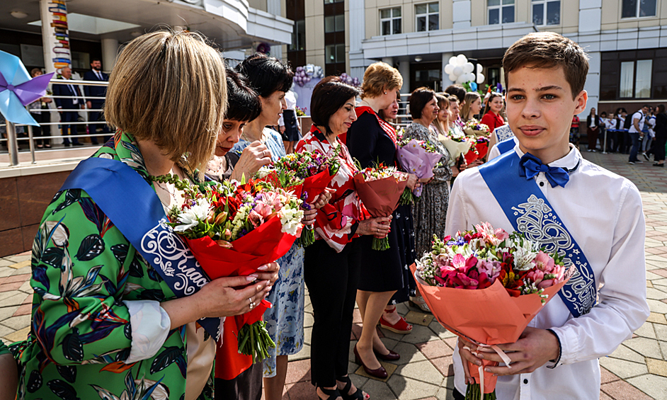 Выпускник во время последнего звонка