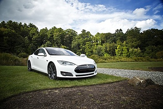 Автопилот Tesla принял Луну за желтый свет светофора
