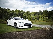 Автопилот Tesla принял Луну за желтый свет светофора