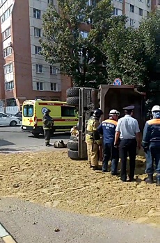 В Пензе на ул. Ставского опрокинулся грузовик