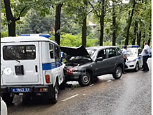 В Сочи Chevrolet Niva врезался в полицейский УАЗ⠀