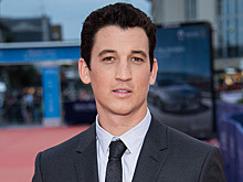 Майлз Теллер на съемках «Слишком стар, чтобы умирать молодым».