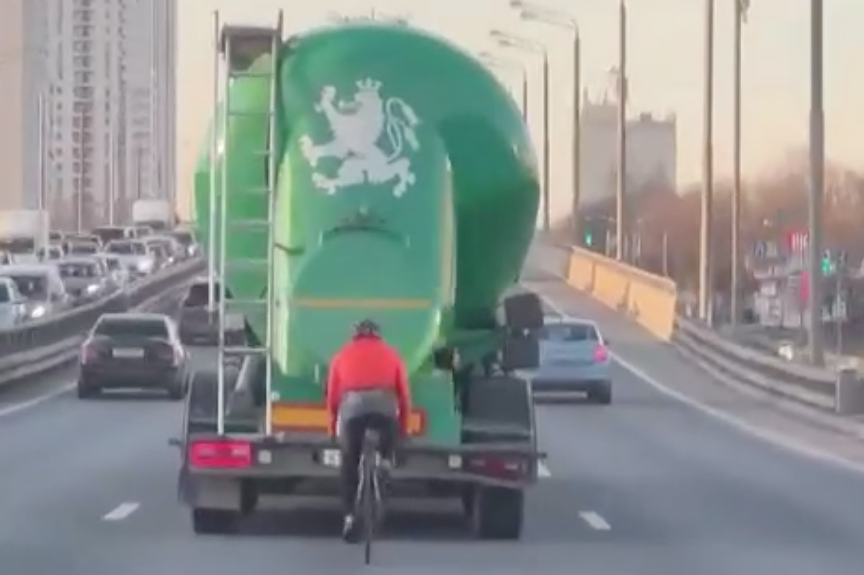 Велосипедист промчался по московскому шоссе со скоростью 80 километров в час