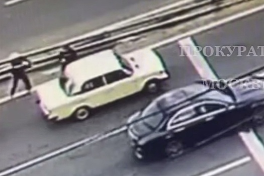 В Москве автолюбитель на иномарке избил клюшкой водителя "шестерки"