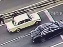 В Москве автолюбитель на иномарке избил клюшкой водителя "шестерки"