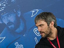Овечкин пришел в штаб Собянина пообщаться с волонтерами