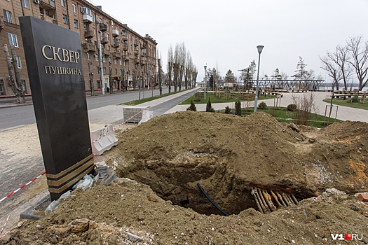 «Нас эти правила уже не удивляют»: в центре Волгограда ради укладки труб разломали новую брусчатку