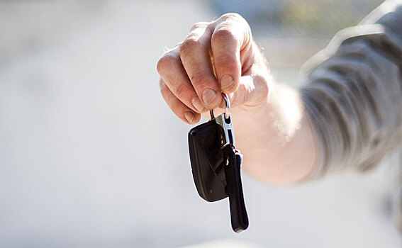 15-летний подросток повез девушку кататься на угнанной машине