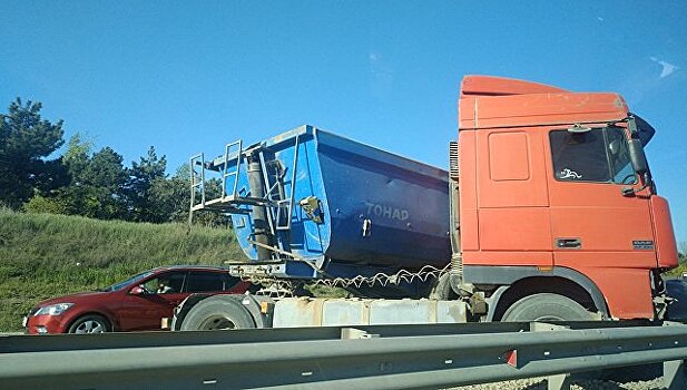 В Симферополе из-за столкновения грузовика и легковушки образовалась пробка