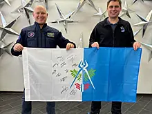 Флаг Ижевска с автографами космонавтов привезли в столицу Удмуртии