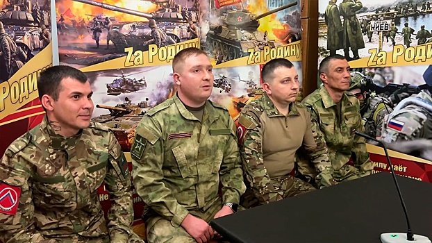 Ветеран ВС РФ присоединился к телемосту с бойцами ЦВО в Екатеринбурге