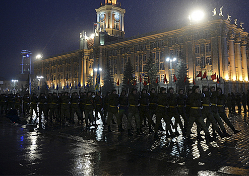 В Екатеринбурге прошла первая ночная тренировка парадных расчётов