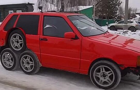 Блогеры из России превратили малолитражку в 8-колёсного монстра