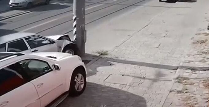 Врезался в столб и попрыгал на капоте: ростовский водитель удивил соцсети