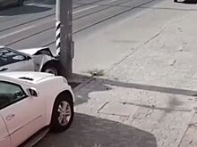 Врезался в столб и попрыгал на капоте: ростовский водитель удивил соцсети